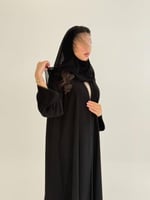 عباية لارين بقماش كريب ملكي مزين بقيطان اسود ناعمه