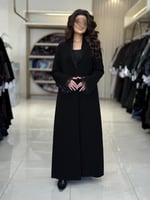 بليزر | عباية جيهان بقماش كريب رموش مزين بدانتل اس...