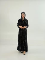 فخر بقماش مخمل كوري اسود بطبعات رمادي مزين بدانتل