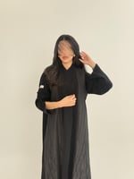 عباية جواهر بقماش كريب رموش مزين بشك ناعم اسود