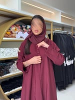 عباية ليان بقماش كريب باربي مزين بازرة عنابي