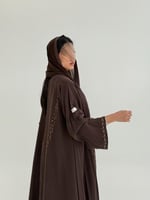 عباية سلام بقماش حرير مغسول بتطريز انوثي بني غامق