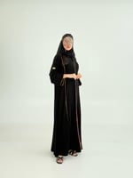 عباية سلوى بقماش كريب ملكي مزين بقيطان ملون