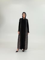 عباية جواهر بقماش كريب رموش مزين بشك ناعم بيج