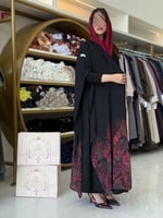 عباية لانا بقماش بلاك بيري مع شيفون برسم فوشي
