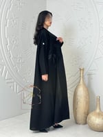 عباية ندى بقماش كريب الاناقة بتطريز اسود