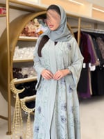 عباية مناير بقماش كريب ويفر مطرز سماوي