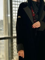 تشكيلة شتاء 2024 - عباية ازاهير بليزر بقماش مخمل ب...