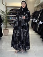 عباية تورد بقماش شيفون مبطن بتطريز هندسي