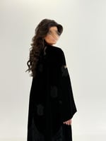 عباية رفيده بقماش مخمل كوري بتطريز هاري