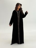 عباية نبيله بقماش مخمل كوري بتطريز هاري ملون