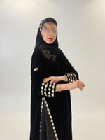 عباية زمرد بقماش مخمل كوري تدخيلات كسرات مورده