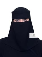 نقاب بقماش كوري وسط مغاطين بدون مقوى