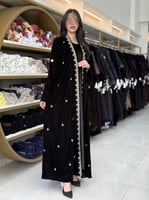 عباية ليليان بقماش مخمل كوري بتطريز اسود 2