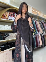 عباية الهبه لبنى بقماش حرير تويل اسود برسم خيالي