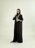 عباية سمرا بقماش كريب ملكي تدخيلات تطريز اخضر