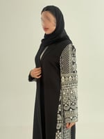 بليزر | عباية سمراء بقماش كريب ايطالي تدخيلات تطري...