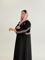 عباية ولاء بقماش كريب الاناقه مزين بتطريز نود