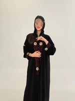 عباية خالده بقماش كريب ملكي مزين بتطريز عنابي