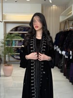 عباية اليان بقماش مخمل كوري دبل كلوش اسود بتطريز