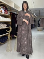 عباية مناير بقماش كريب ويفر مطرز بني فاتح