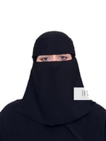 نقاب بقماش كوري وسط مغاط عادي ربطة عريضة