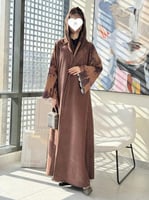 تشكيلة شتاء 2026 - عباية تيجان بقماش شامواه كم بوف...