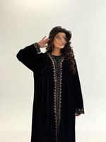 عباية نبيله بقماش مخمل كوري بتطريز هاري ملون