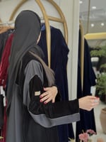 عباية تانيا بقماش مخمل كوري مع كريب اسود