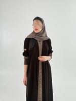 عباية سيلار بقماش مخمل كوري كم استرتش بدانتل بني