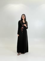 بليزر | عباية جوليا بقماش كريب رموش مزين بحياكه يد...