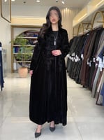 بليزر | عباية سراب بقماش مخمل كوري بتطريز فريد ولم...
