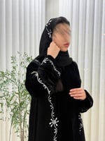 عباية رحاب بقماش مخمل مع كريب الابداع بتطريز فريد...