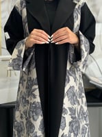 عباية يمنى | بقماش كريب المميز ورد بيج