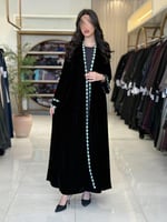 عباية لارينا بقماش مخمل كوري مزين بكلفه