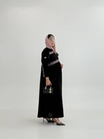 عباية ولاء بقماش كريب الاناقه مزين بتطريز نود