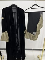 عباية مادلي بقماش مخمل كوري مزين بكسرات حرير زيتي