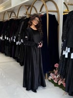 عباية فله بقماش مخمل استرتش كرمشه بالكم وفتحه اصبع...