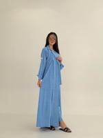 طقم الاناقة لوسي بقماش لنن ناعم مزين بكسرات سماوي