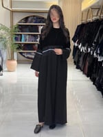 عباية رزين بقماش مخمل تدخيلات كريب الاناقه مزين بد...