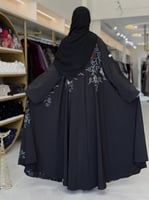 عباية مناير بقماش كريب ويفر مطرز اسود