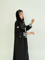 عبايه سناء بقماش كريب كوبرا بتطريز مزين بفصوص ابيض