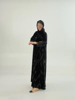 فخر بقماش مخمل كوري اسود بطبعات رمادي مزين بدانتل