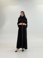 عباية لارين بقماش كريب ملكي مزين بقيطان رمادي