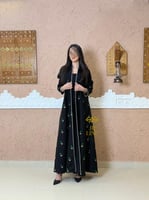 عباية اصرار بقماش كريب الاناقه بتطريز اخضر