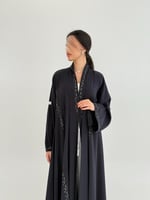 عباية سلام بقماش حرير مغسول بتطريز انوثي كحلي