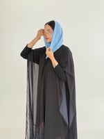 عباية سيرا بقماش بلاك بيري مع شيفون برسم سماوي