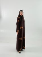 بليزر | عباية خزامى بقماش كريب باربي بتطريز بني