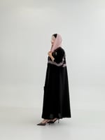 عباية ولاء بقماش كريب الاناقه مزين بتطريز نود