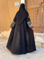 عباية الباحه كريب الاناقة تطريز ريش